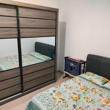 Aiman'S Rose Homestay Teluk Panglima Garang Экстерьер фото