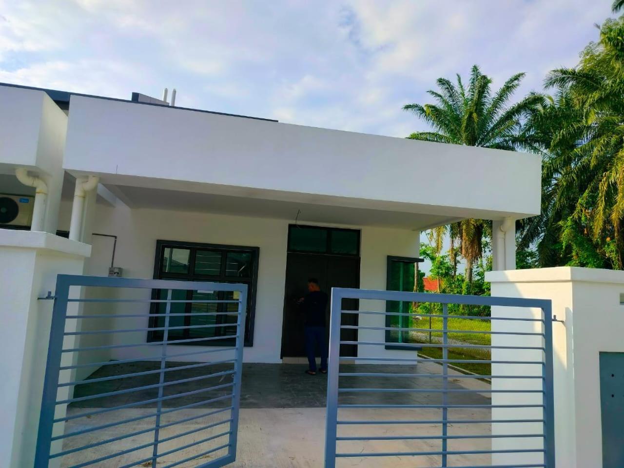 Aiman'S Rose Homestay Teluk Panglima Garang Экстерьер фото